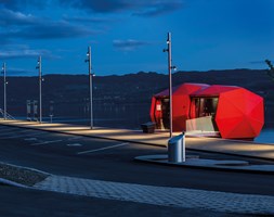 Bask in the light! The lustre of the Ferrari-red façade panels creates a striking impression during long, dark nights by Lake Mjøsa. Photo: Tomasz Majewski