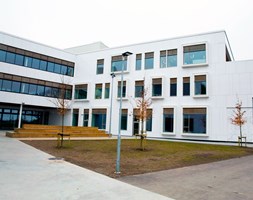 Fagerli School in Larvik is one of Norway’s largest primary schools, with four parallel classes in every year and a building area of 12,500 square metres. The building also houses a multipurpose hall, a kindergarten and a family centre.