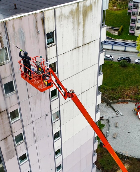 Thorough clean: Here we see the façade panels at Lyderhorn Housing Cooperative being cleaned using environmentally friendly chemicals at high pressure and optimal temperature. 